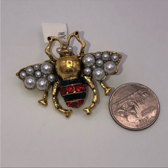 Pearl Bee Brooch - Picture 2 of 7